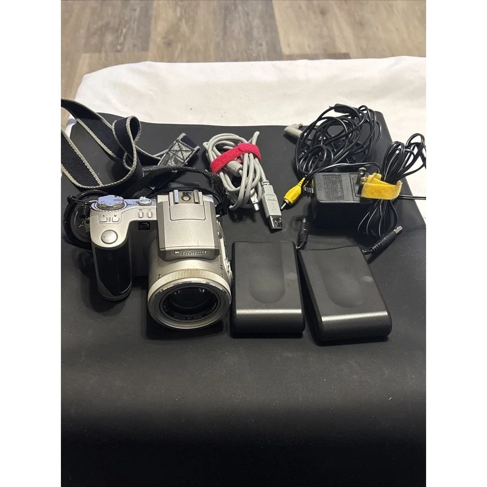 Fujifilm FinePix 4900 Zoom Digital Camera Kit w/ Case Logic TSC-5 Bag